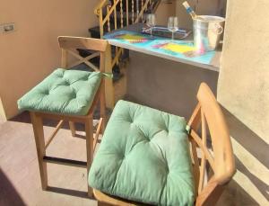un par de sillas sentadas junto a un mostrador en CasarinoLaurino Valle Del Golfo Healthy Air Hills And Sea, en Uscio