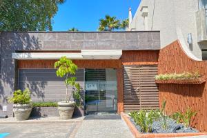 un edificio con un garaje con plantas delante en K Tower Boutique Hotel By Lucerna, en Tijuana