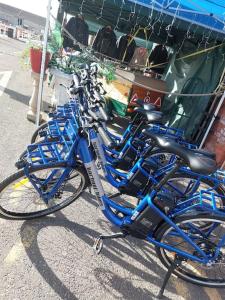 uma fila de bicicletas azuis estacionadas ao lado de um edifício em Clifftop Mews - Westcliff - Ramsgate - Pet friendly! em Kent