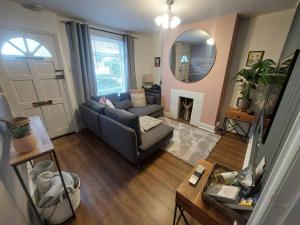 uma sala de estar com um sofá e um espelho em Clifftop Mews - Westcliff - Ramsgate - Pet friendly! em Kent