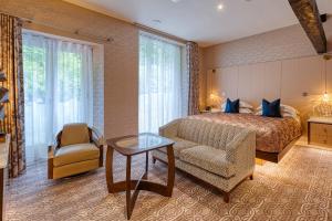Ambleside Salutation Hotel & Spa, World Hotel Distinctive客房内的一张或多张床位