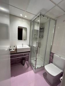 y baño con ducha, lavabo y aseo. en Precioso dúplex en el centro de Tarragona en Tarragona