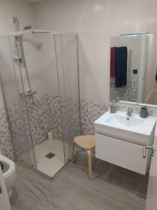 y baño con ducha, lavabo y aseo. en Precioso apartamento en Bilbao., en Galdakao