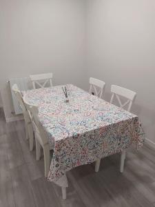 una mesa con un mantel floral encima en Precioso apartamento en Bilbao., en Galdakao
