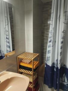 a bathroom with a sink and a shower curtain at Apartamento Primera Línea de Mar en EbreHogar in L'Ampolla