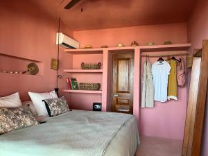 Postel nebo postele na pokoji v ubytování CASA CAT BA Beachfront Boutique Hotel
