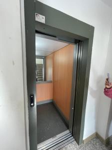 eine Tür, die in einen Flur mit einem Spiegel führt in der Unterkunft Piso Quesada in Ciudad Quesada