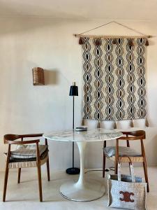 Posezení v ubytování CASA CAT BA Beachfront Boutique Hotel