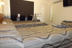 Postel nebo postele na pokoji v ubytování Three Moon Motel