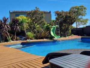 una piscina con un tobogán verde en un patio en Guest Suite in Duffy en Weston Creek