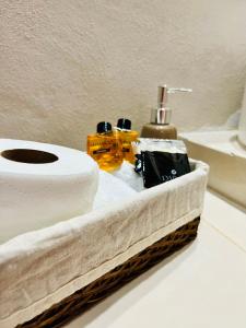 een badkamer met een rol toiletpapier en een wastafel bij CASA VICTORIA in Chichén-Itzá