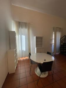 uma cozinha com mesa e cadeiras num quarto em Cleo Rosa em Ancona