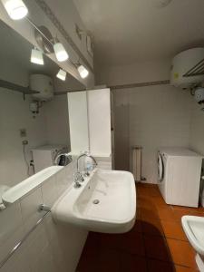 uma casa de banho com um lavatório e um WC. em Cleo Rosa em Ancona