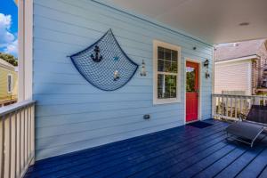 una casa con una casa azul con una puerta roja en Cozy brand new beach house - 2 mins to the beach en Galveston