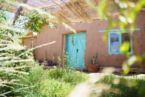 una puerta azul en el lateral de una casa en CasaSutar, en San Pedro de Atacama