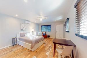 um quarto com uma cama, uma secretária e uma mesa em Humphreys - Studio em Flagstaff