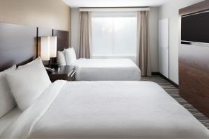 Habitación de hotel con 2 camas y TV de pantalla plana. en Residence Inn by Marriott Anaheim Brea en Brea