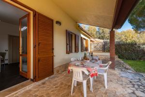 - une table et des chaises sur la terrasse d'une maison dans l'établissement Holiday home in Alghero 43629, à Alghero