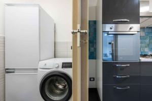een keuken met een wasmachine bij Holiday home in Alghero 43629 in Alghero