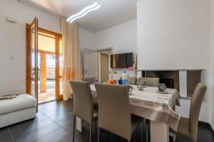 Holiday home in Alghero 43629 في ألغيرو: مطبخ مع طاولة وكراسي في غرفة