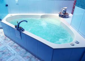 eine blaue Badewanne mit einem Brunnen in der Unterkunft CASA GEMMA in Guaduas