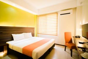 una habitación de hotel con una cama grande y una silla en Abagatan ti Manila, en Alfonso