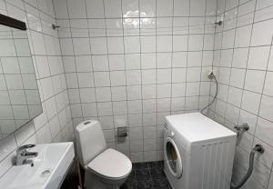 ein weißes Bad mit einem WC und einem Waschbecken in der Unterkunft Family House in Drammen