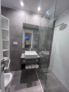 y baño con lavabo y espejo. en Punta Arenas I en Mar del Plata