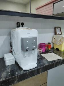 een witte mixer op een aanrecht in een keuken bij Inap@Rusa in Bachok
