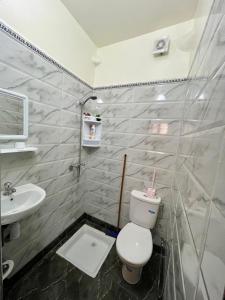 y baño con aseo y lavamanos. en Cosy appartement, en Marrakech