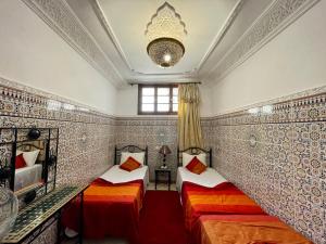 een slaapkamer met 2 bedden in een kamer bij Cosy appartement in Marrakesh