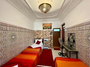 een slaapkamer met 2 bedden in een kamer bij Cosy appartement in Marrakesh
