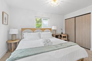 Postel nebo postele na pokoji v ubytování @ Marbella Lane - Fresh and Vibrant 3BR Home