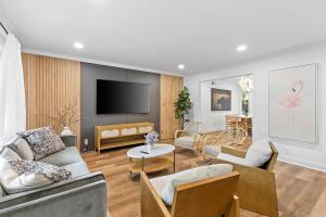 uma sala de estar com dois sofás e uma televisão em @ Marbella Lane - Fresh and Vibrant 3BR Home em San José