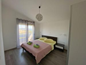 ヤセニクセにあるApartments with parking space Maslenica, Novigrad - 12636のベッドとタオル2枚のある寝室