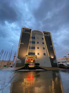 Un bâtiment avec un camion de pompiers devant lui dans l'établissement Kadi Hotel, à Najran