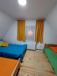 Postel nebo postele na pokoji v ubytování Stašina vikendica Divčibare