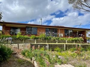 una casa con giardino di fronte di Jacks Kangaroo Island a Kingscote