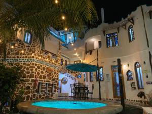 Bazén v ubytování Maidith Galapagos Inn nebo v jeho okolí