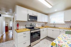 uma cozinha com armários brancos e um micro-ondas em Charming! King bed, W/D, A/C, Garage em Twin Falls