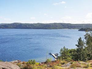 HenånにあるHoliday home HENÅN VIIの大きな湖畔に座る船