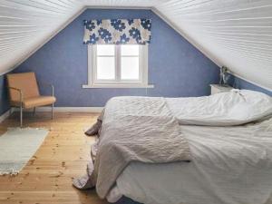 um quarto com uma cama e uma janela em Holiday home BJURHOLM II em Bjurholm