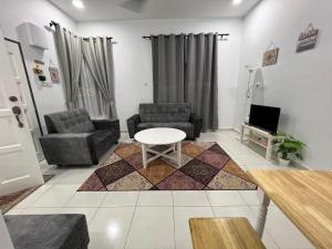 TV a/nebo společenská místnost v ubytování Aaira Guest House Melaka + 14 fotografií