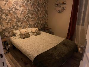 Ένα ή περισσότερα κρεβάτια σε δωμάτιο στο Magnifique T2 vieux Bandol