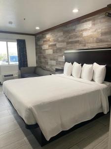 Ένα ή περισσότερα κρεβάτια σε δωμάτιο στο Starlight Inn Huntington Beach