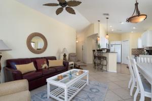 Η κουζίνα ή μικρή κουζίνα στο 167 Delmar Avenue - Beautiful Private Pool Home on North end of the island home