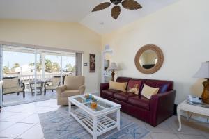 Seating area sa 167 Delmar Avenue - Beautiful Private Pool Home on North end of the island home
