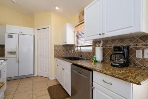 Η κουζίνα ή μικρή κουζίνα στο 167 Delmar Avenue - Beautiful Private Pool Home on North end of the island home