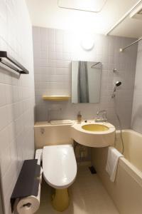 La salle de bains est pourvue de toilettes, d'un lavabo et d'une baignoire. dans l'établissement Code Rooms Imaizumi, à Fukuoka