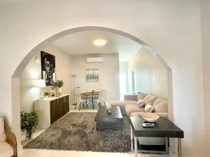 una sala de estar con un sofá y una mesa en Breathtaking 3-Br Beachside Apt, en San Juan